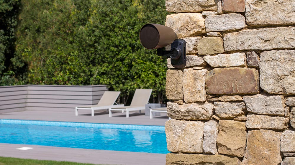 Monitor Audio Clg 140 udendørshøjttaler opsat på husmur